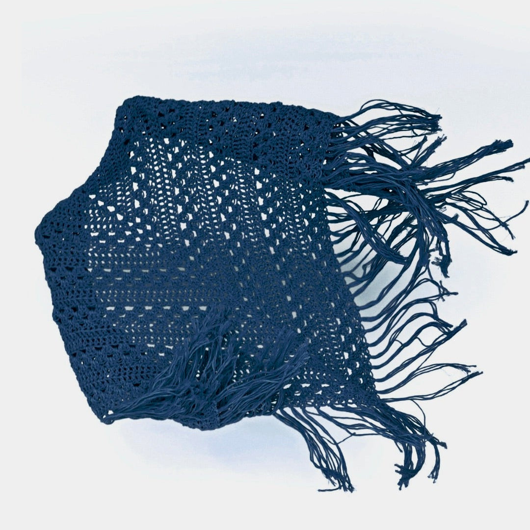 Chal de crochet color azul  de algodón orgánico tejido a mano en Barcelona de Maas Colors movimiento 
