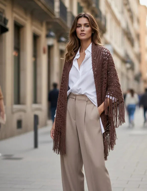 Chal de ganchillo color chocolate  de algodón orgánico tejido a mano en Barcelona de Maas Colors movimiento modelo calle 