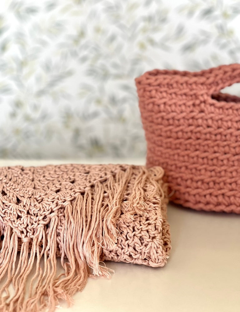 Bolso de algodón  tejido a mano en Barcelona de Maas Colors. Color rosa.  