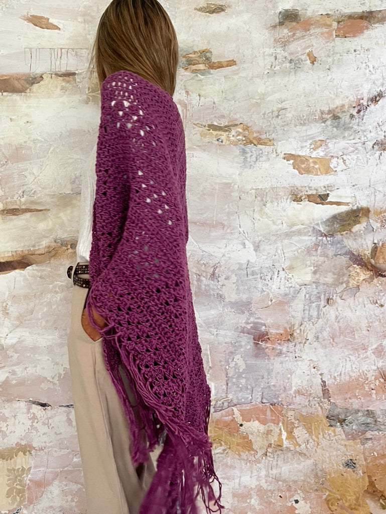Chal de crochet de color buganvilla de lana vegana tejido a mano en Barcelona de Maas Colors 