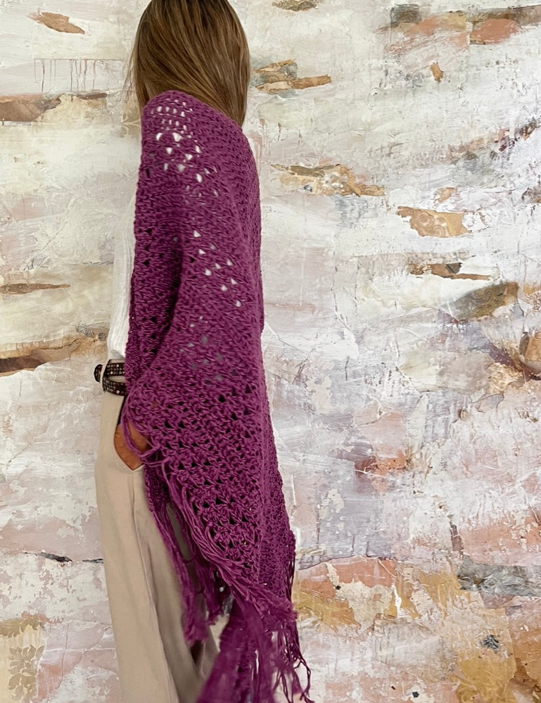 Chal de crochet de color buganvilla de lana vegana tejido a mano en Barcelona de Maas Colors 