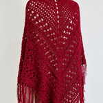 Chal de crochet color nude  de algodón orgánico tejido a mano en Barcelona de Maas Colors vitra detrás 