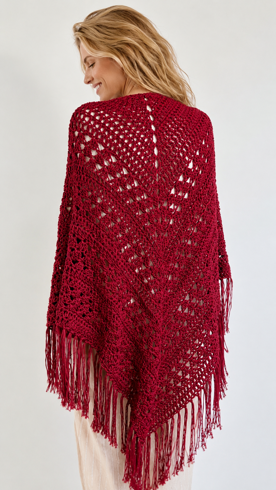 Chal de crochet color nude  de algodón orgánico tejido a mano en Barcelona de Maas Colors vitra detrás 