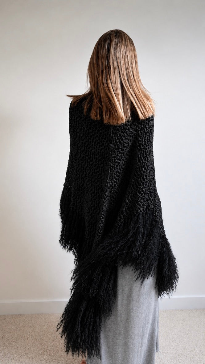 Chal artesanal de algodón orgánico color negro con flecos de mohair - Maas colors - Vista modelo  