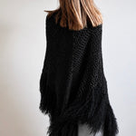Chal artesanal de algodón orgánico color negro con flecos de mohair - Maas colors - Vista modelo  