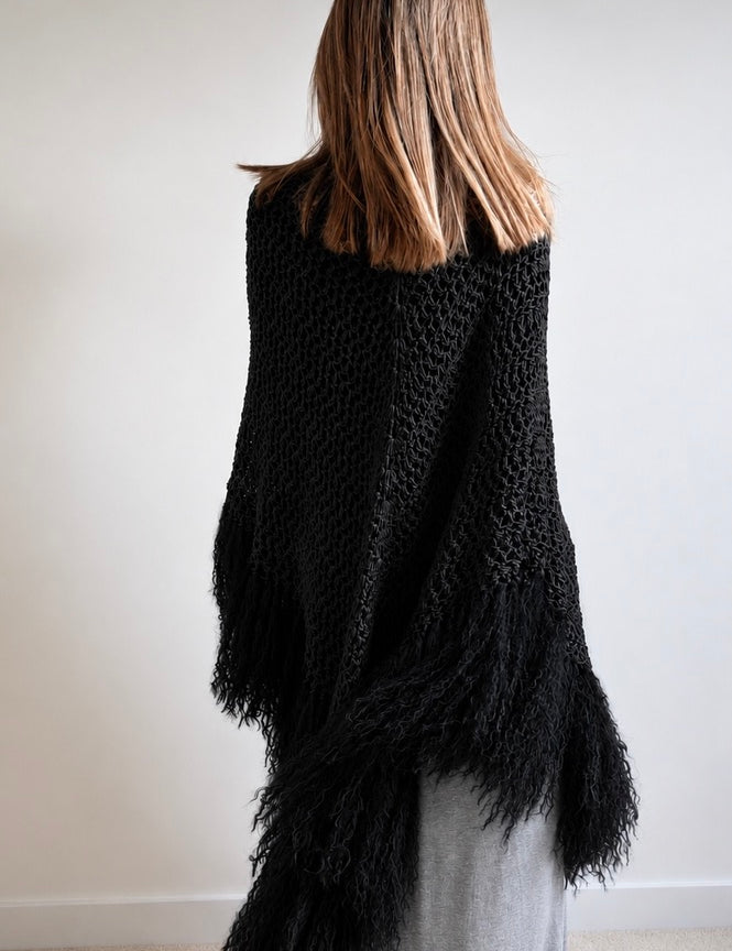 Chal artesanal de algodón orgánico color negro con flecos de mohair - Maas colors - Vista modelo  