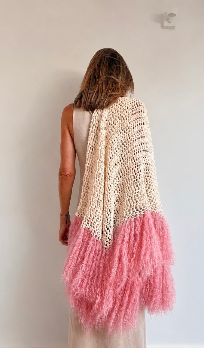 Chal artesanal de algodón orgánico con flecos de mohair  rosas- Maas colors - Vista modelo  