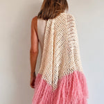 Chal artesanal de algodón orgánico con flecos de mohair  rosas- Maas colors - Vista modelo  