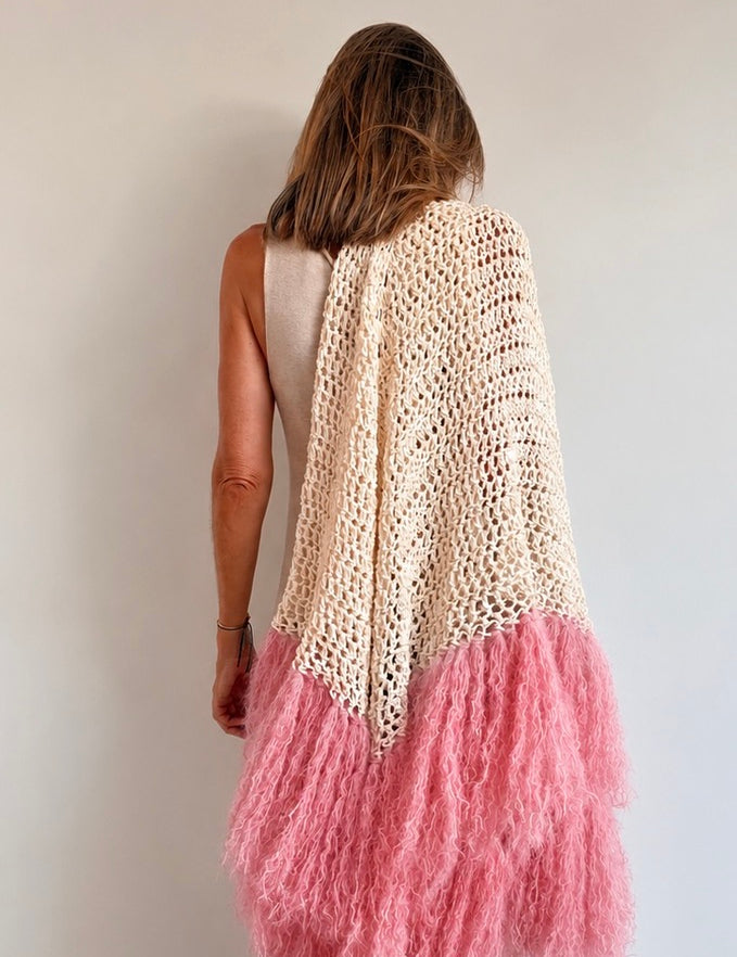 Chal artesanal de algodón orgánico con flecos de mohair  rosas- Maas colors - Vista modelo  