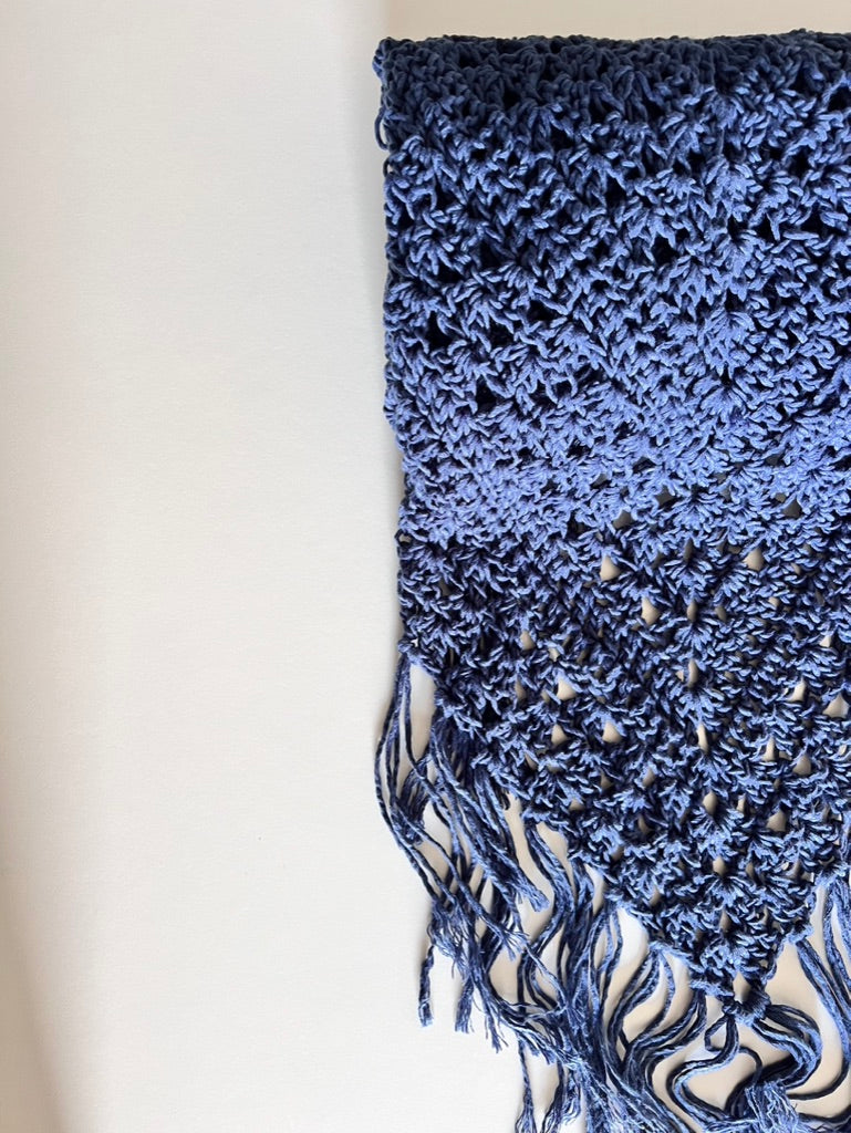 Chal de crochet de color azul de lana vegana tejido a mano en Barcelona de Maas Colors 