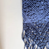 Chal de crochet de color azul de lana vegana tejido a mano en Barcelona de Maas Colors 