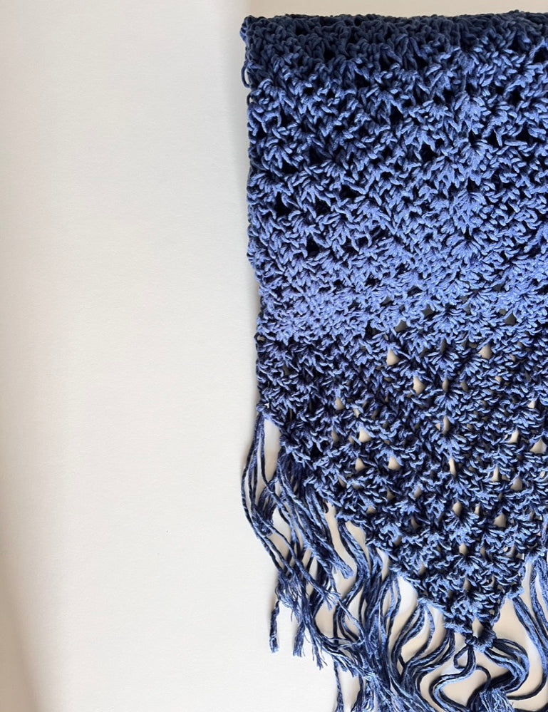 Chal de crochet de color azul de lana vegana tejido a mano en Barcelona de Maas Colors 