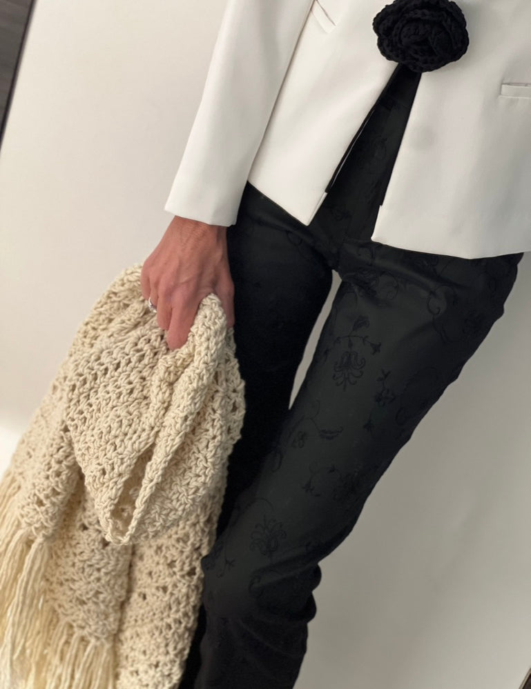 flor negra de ganchillo hecha a mano en Barcelona de Maas Colors 