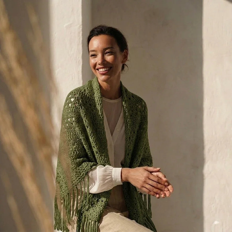 Chal de ganchillo color verde botella  de algodón orgánico tejido a mano en Barcelona de Maas Colors modelo 