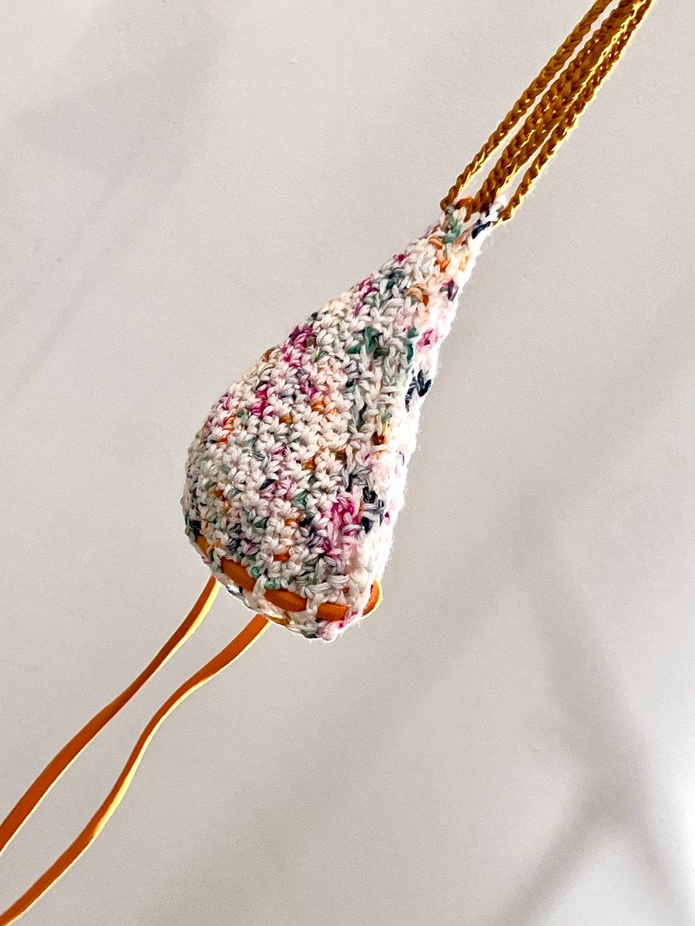 Bikini de ganchillo  hecho a mano combinado con braguita de lycra de Maas Colors  