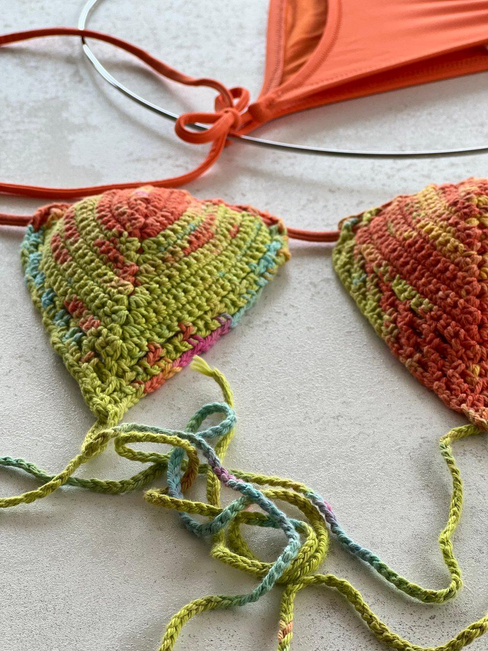 Bikini de ganchillo  hecho a mano combinado con braguita de lycra de Maas Colors  