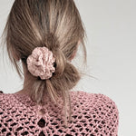 Chal artesanal de lana vegana color rosa antiguo - Maas colors - Vista modelo detras  