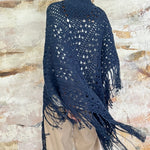 Chal de crochet de color azul de lana vegana tejido a mano en Barcelona de Maas Colors 
