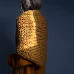 Chal artesanal de mohair color mostaza vista trasera - Maas Colors