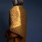 Chal artesanal de mohair color mostaza vista trasera - Maas Colors