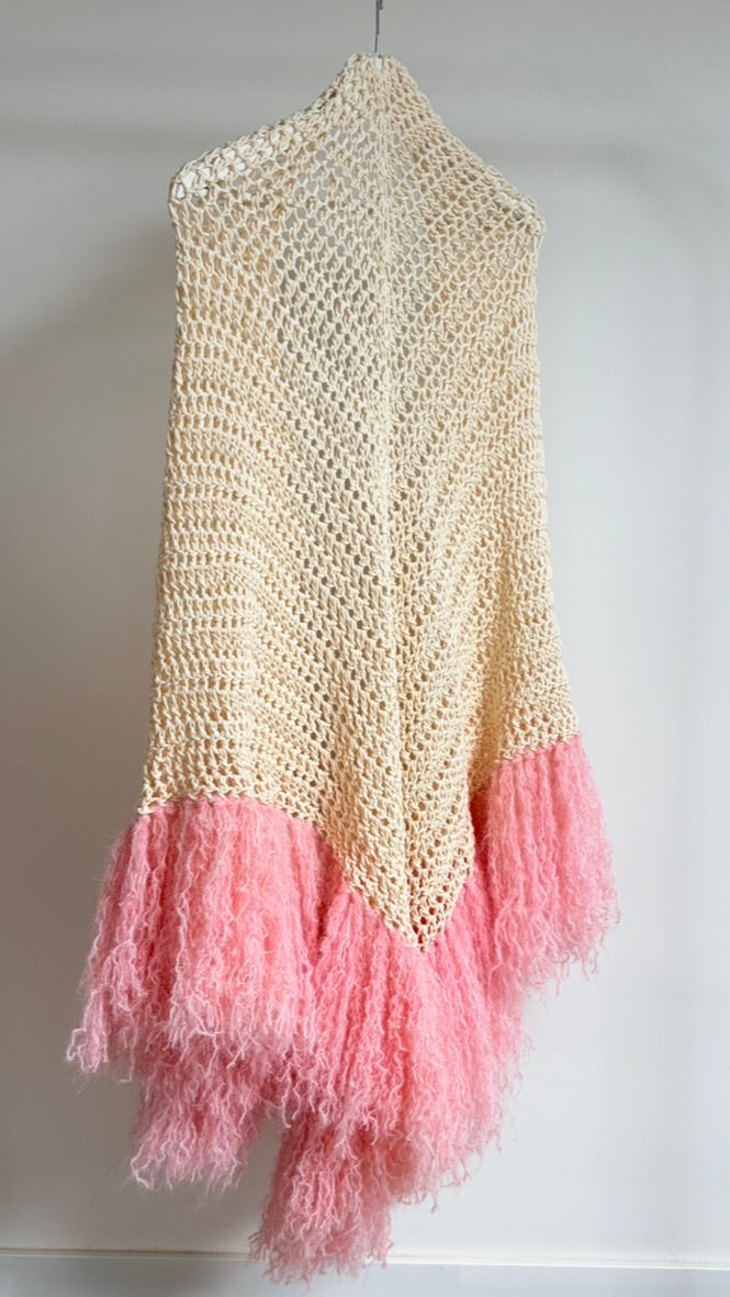 Chal artesanal de algodón orgánico color rosa con flecos de mohair - Maas colors - Vista colgado  
