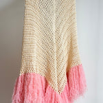 Chal artesanal de algodón orgánico color rosa con flecos de mohair - Maas colors - Vista colgado  