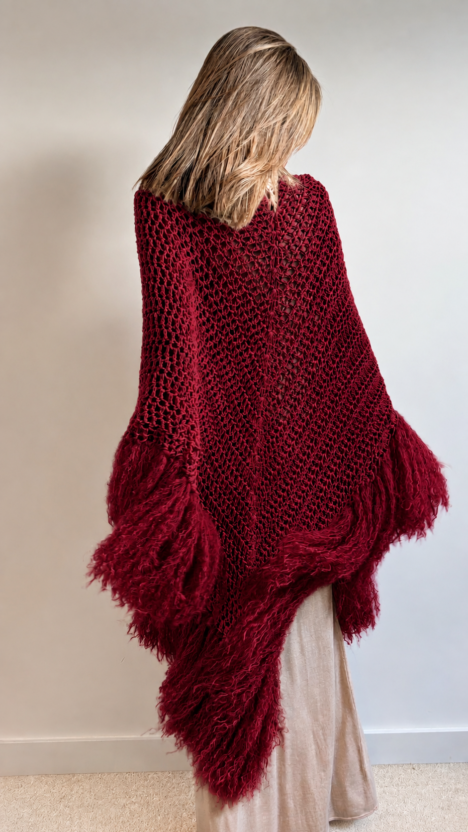 Chal artesanal de algodón orgánico color burdeos con flecos de mohair - Maas colors - Vista modelo  