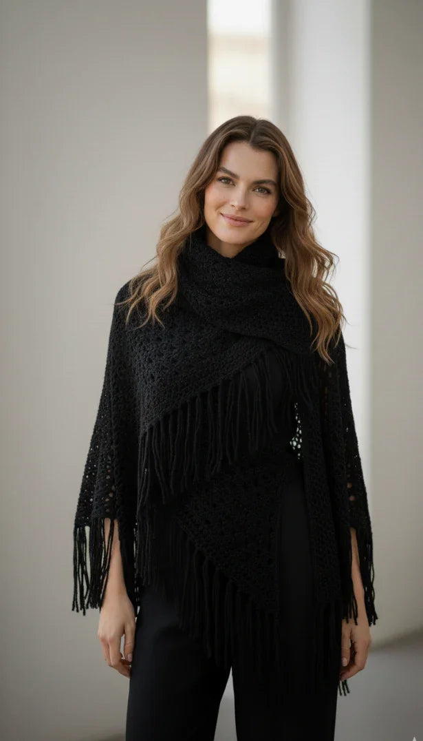 Chal de ganchillo color negro  de algodón orgánico tejido a mano en Barcelona de Maas Colors modelo 2 