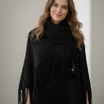 Chal de ganchillo color negro  de algodón orgánico tejido a mano en Barcelona de Maas Colors modelo 2 