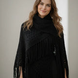 Chal de ganchillo color negro  de algodón orgánico tejido a mano en Barcelona de Maas Colors modelo 2 