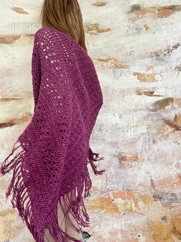 Chal de crochet de color buganvilla de lana vegana tejido a mano en Barcelona de Maas Colors 