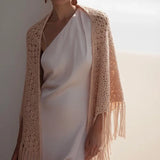 Chal de crochet color nude  de algodón orgánico tejido a mano en Barcelona de Maas Colors modelo 