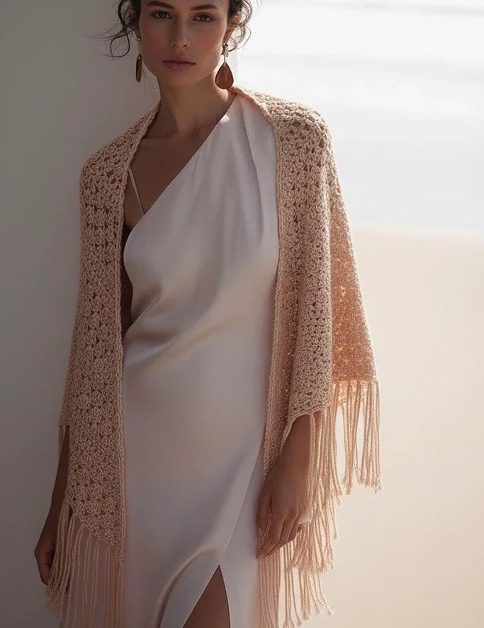 Chal de crochet color nude  de algodón orgánico tejido a mano en Barcelona de Maas Colors modelo 