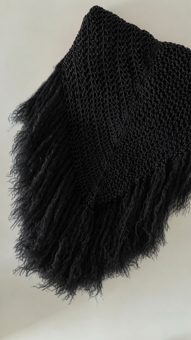 Chal artesanal de algodón orgánico color negro con flecos de mohair - Maas colors - Vista doblado  