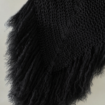 Chal artesanal de algodón orgánico color negro con flecos de mohair - Maas colors - Vista doblado  