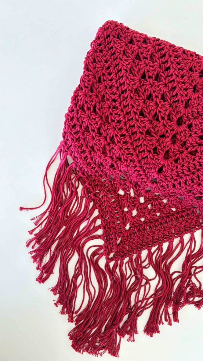 Chal de crochet color nude  de algodón orgánico tejido a mano en Barcelona de Maas Colors detalle 