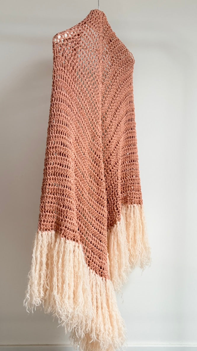 Chal artesanal de algodón orgánico color nude con flecos de mohair - Maas colors - Vista colgado  