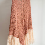 Chal artesanal de algodón orgánico color nude con flecos de mohair - Maas colors - Vista colgado  