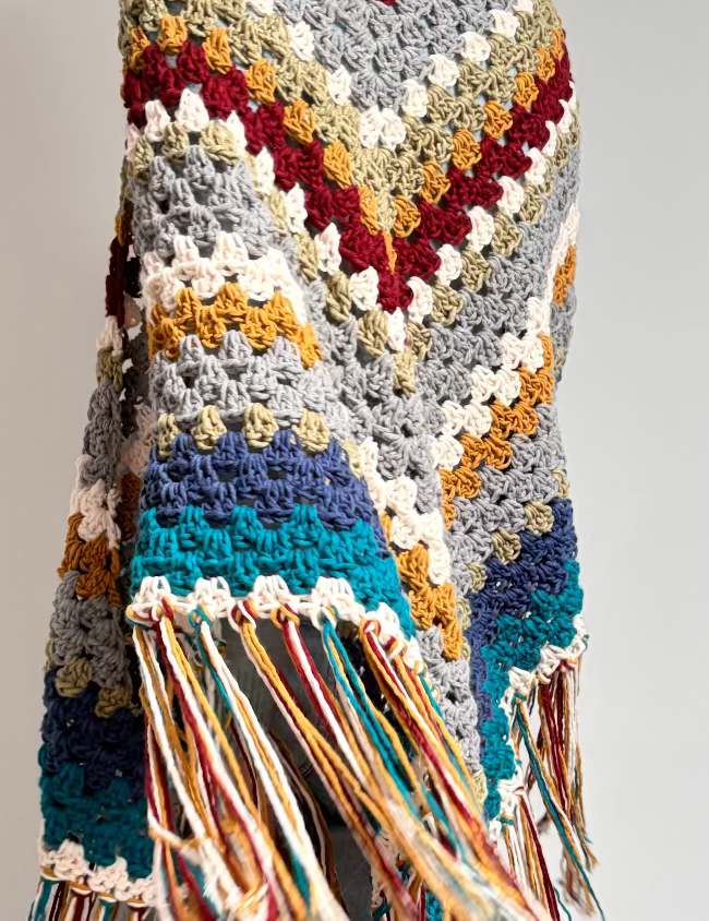 Chal artesanal de lana de rayas modelo vela - Maas colors - Vista detrás