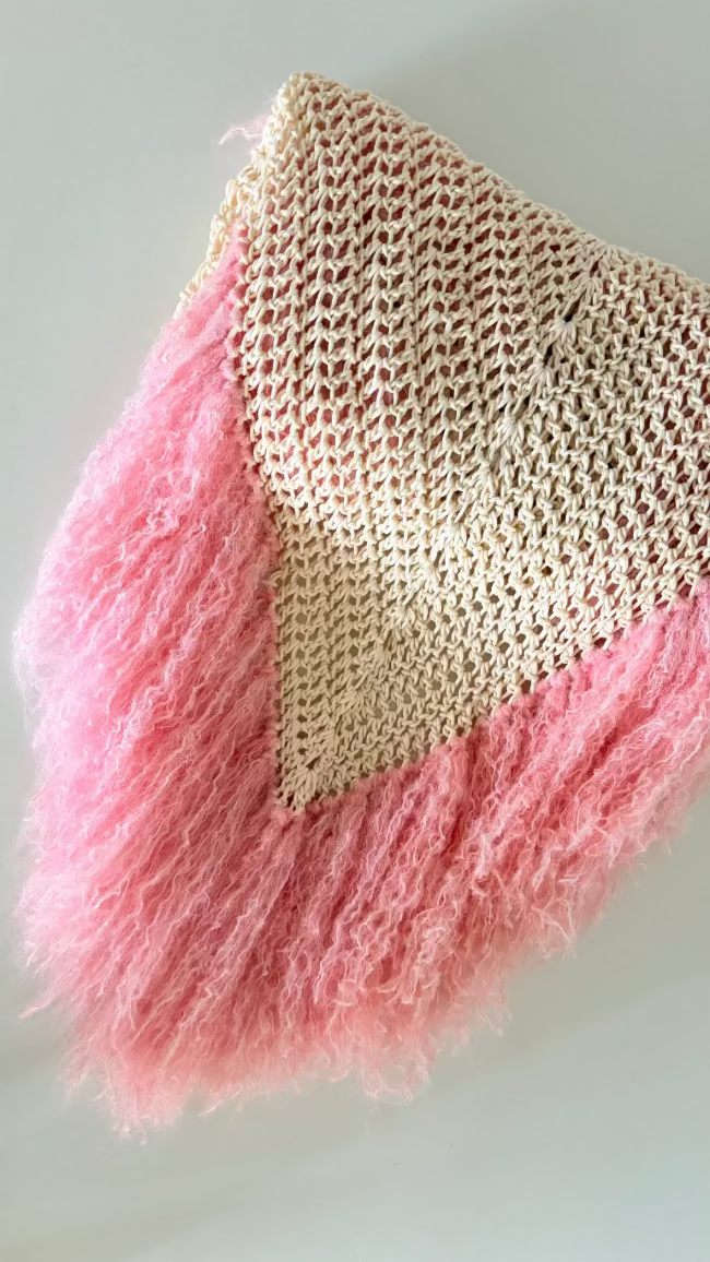 Chal artesanal de algodón orgánico con flecos de mohair  rosas- Maas colors - Vista doblado  