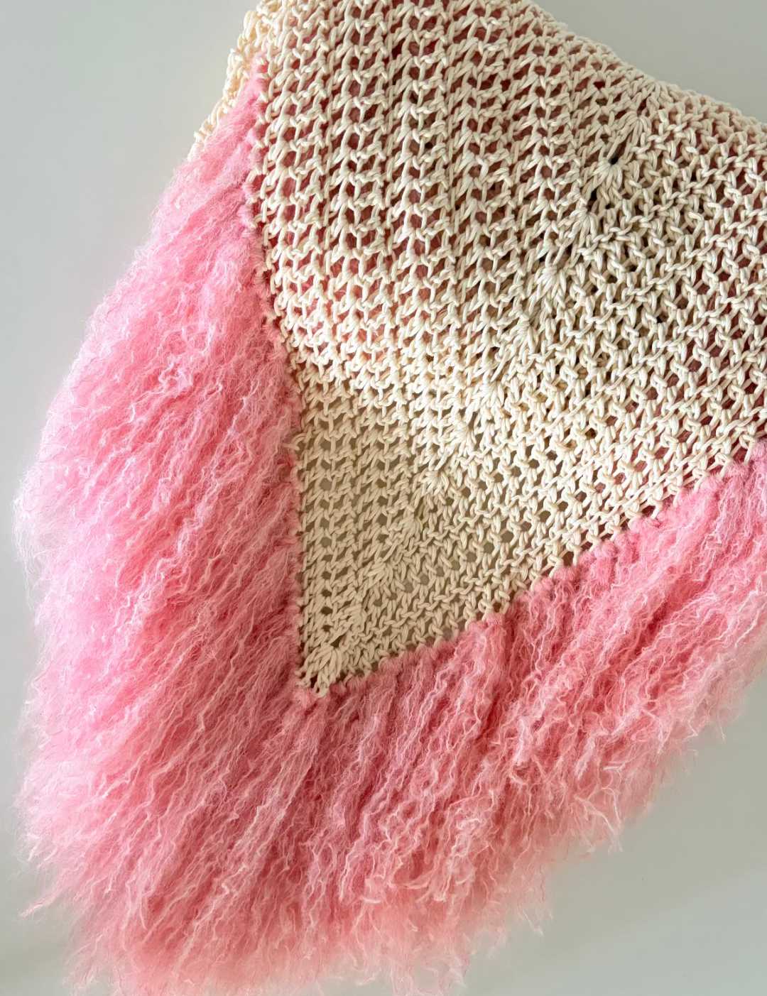 Chal artesanal de algodón orgánico con flecos de mohair  rosas- Maas colors - Vista doblado  