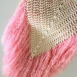 Chal artesanal de algodón orgánico con flecos de mohair  rosas- Maas colors - Vista doblado  