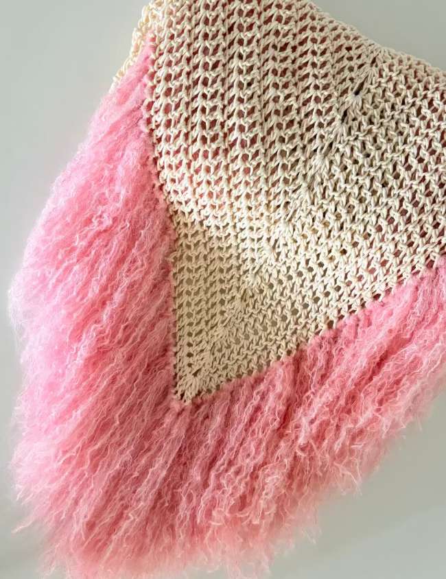 Chal artesanal de algodón orgánico con flecos de mohair  rosas- Maas colors - Vista doblado  