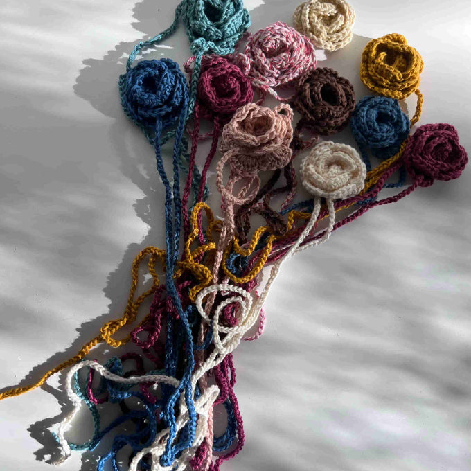 flor de ganchillo hecha a mano en Barcelona de Maas Colors - colores 