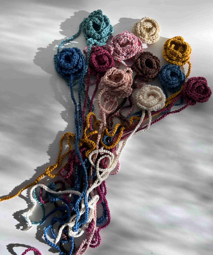 flor de ganchillo hecha a mano en Barcelona de Maas Colors - colores 