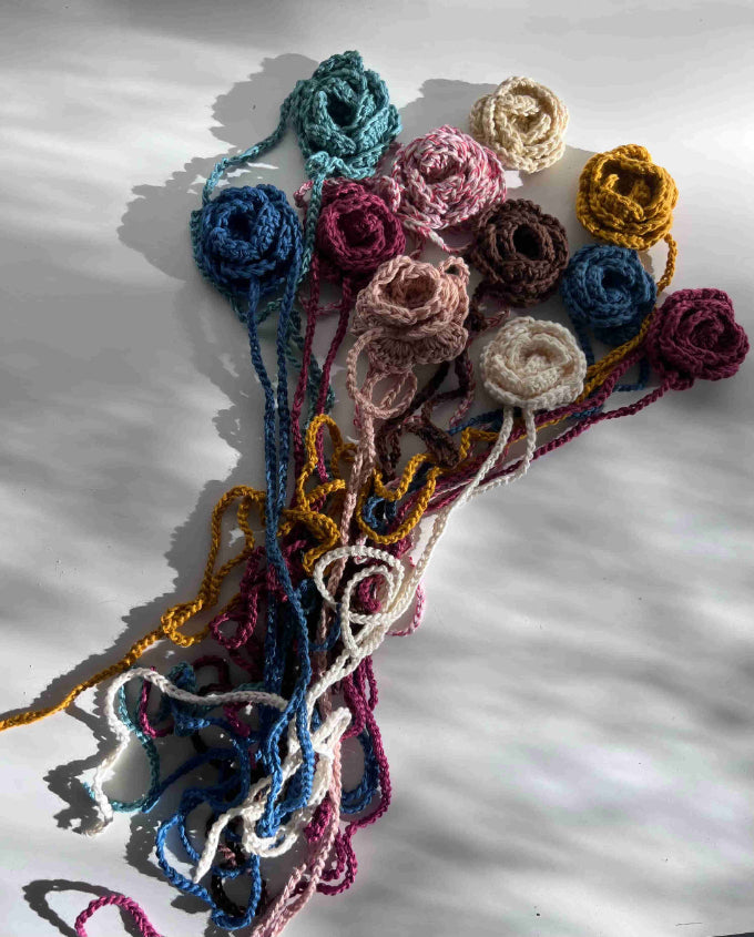 flor de ganchillo hecha a mano en Barcelona de Maas Colors - colores 