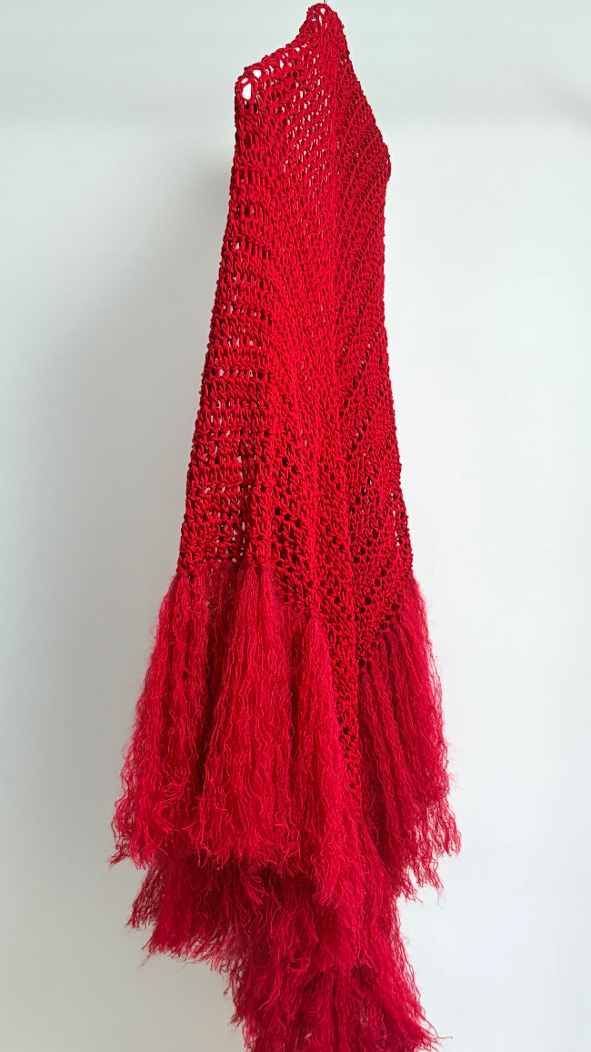 Chal artesanal de algodón orgánico color rojo con flecos de mohair - Maas colors - Vista colgado  