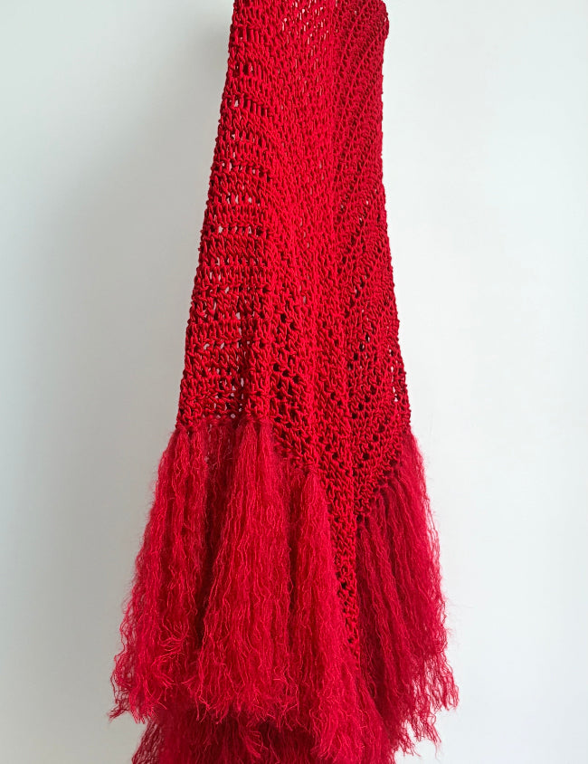 Chal artesanal de algodón orgánico color rojo con flecos de mohair - Maas colors - Vista colgado  