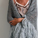 Chal artesanal de algodón orgánico color gris con flecos de mohair - Maas colors - Vista modelo  