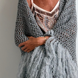Chal artesanal de algodón orgánico color gris con flecos de mohair - Maas colors - Vista modelo  